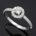 Anillo de compromiso de Oro Blanco 18k con Diamante Natural 0,20 ct y Halo de Diamantes 0,30 ct-Adamas Ibérica