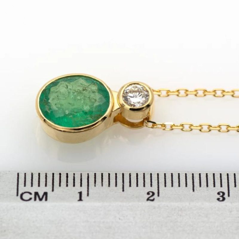Colgante y Cadena de Oro Amarillo 18k con Esmeralda de 2,45 ct. y Diamante de 0,25 ct. | Adamas Ibérica