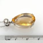 Colgante y cadena de oro blanco 18k/750 con citrino de 13,95 ct. y diamante marrón claro de 0,30ct.
