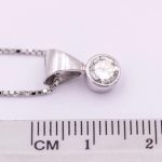 Colgante Solitario de Oro Blanco 18k con Diamante Brillante Natural de 0,50 ct. y Cadena de 40 cm | Adamas Ibérica