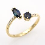 Anillo de brazo doble de oro amarillo 18k. con zafiros azules y diamantes. -Adamas Ibérica.