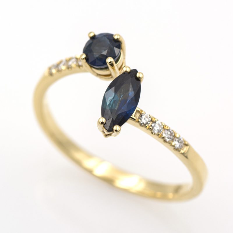 Anillo de brazo doble de oro amarillo 18k. con zafiros azules y diamantes. -Adamas Ibérica.