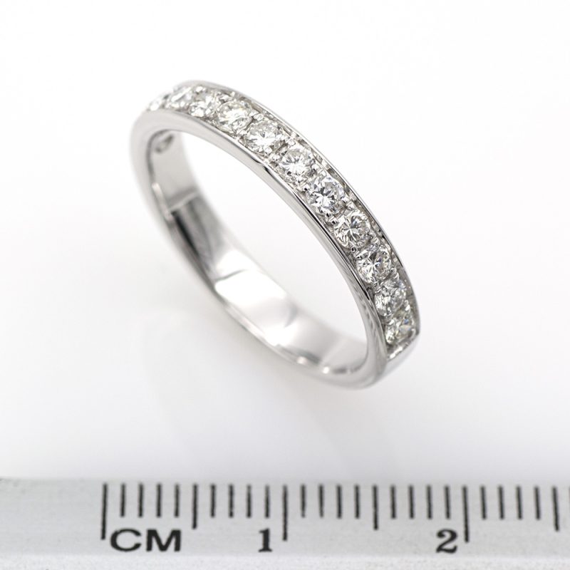 Anillo media alianza de oro blanco 18k con 0,50 ct. de diamantes con informe de joyería HRD.-Adamas Ibérica.