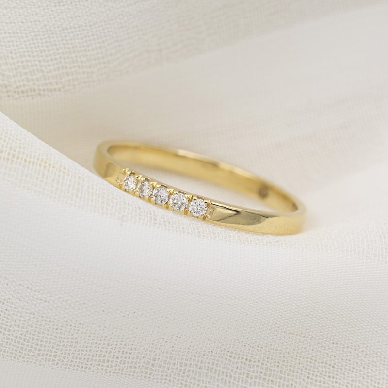 Anillo cinquillo de oro amarillo 18k/750 con 0,06 ct. de diamantes.-Adamas Ibérica.