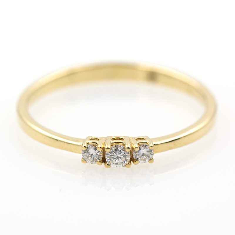 Anillo tresillo de oro amarillo con 0,11 ct. de diamantes.-Adamas Ibérica.