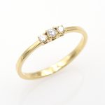 Anillo tresillo de oro amarillo con 0,11 ct. de diamantes.-Adamas Ibérica.