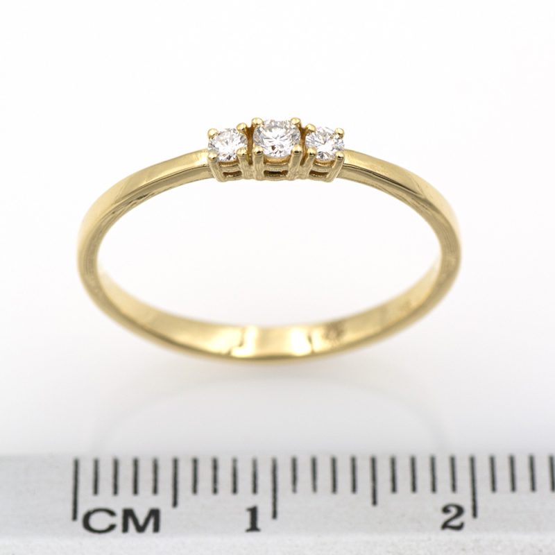 Anillo tresillo de oro amarillo con 0,11 ct. de diamantes.-Adamas Ibérica.