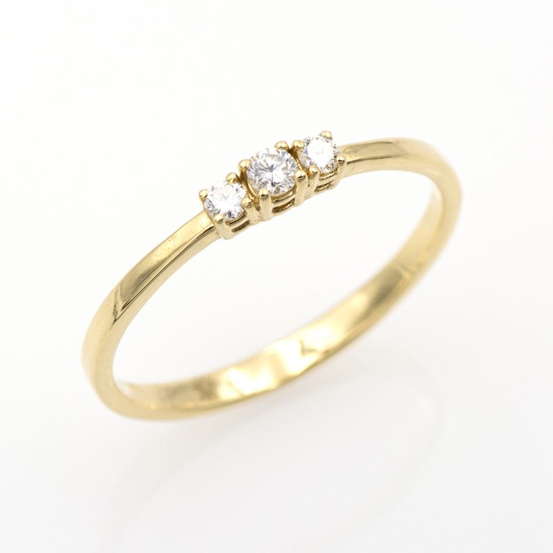 Anillo tresillo de oro amarillo con 0,11 ct. de diamantes.-Adamas Ibérica.