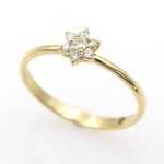 Anillo forma de flor de oro amarillo 18k con 0,12 ct. de diamantes.-Adamas Ibérica.