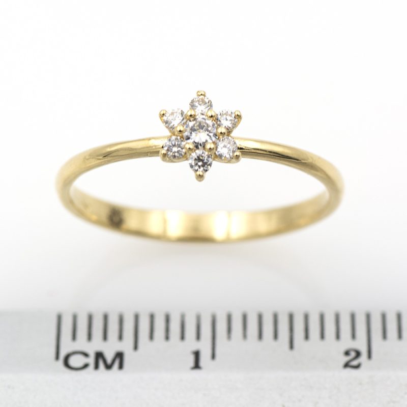 Anillo forma de flor de oro amarillo 18k con 0,12 ct. de diamantes.-Adamas Ibérica.