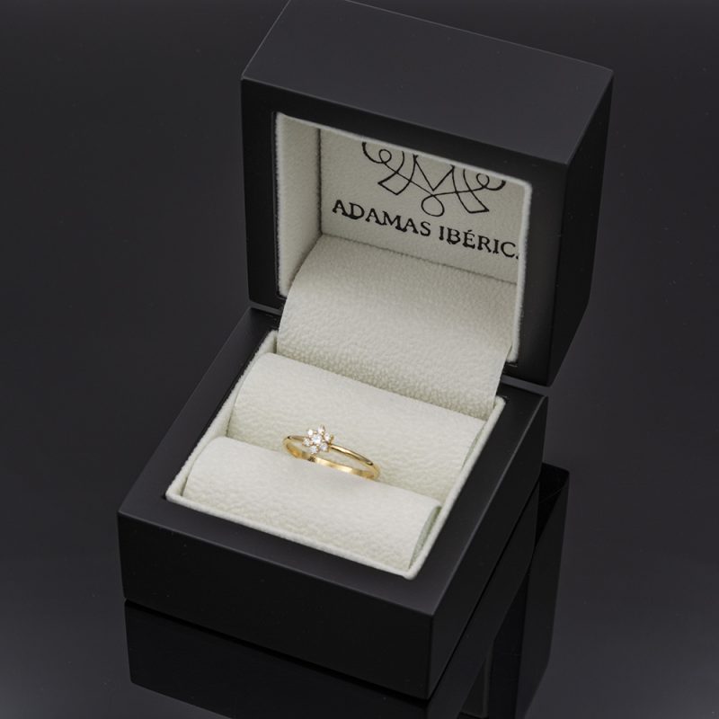 Anillo forma de flor de oro amarillo 18k con 0,12 ct. de diamantes.-Adamas Ibérica.