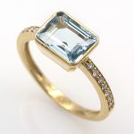 Anillo de oro amarillo 18k/750 con aguamarina de 2,40 ct. y 0,14 ct. de diamantes.-Adamas Ibérica.