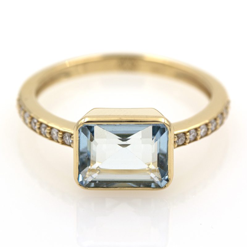 Anillo de oro amarillo 18k/750 con aguamarina de 2,40 ct. y 0,14 ct. de diamantes.-Adamas Ibérica.