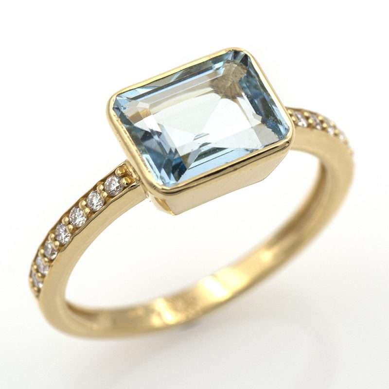 Anillo de oro amarillo 18k/750 con aguamarina de 2,40 ct. y 0,14 ct. de diamantes. -Adamas Ibérica.