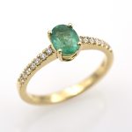 Anillo de oro amarillo 18k con esmeralda de 0,67 ct. y 0,20 ct. de diamantes. Adamas Ibérica.