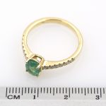 Anillo de oro amarillo 18k con esmeralda de 0,67 ct. y 0,20 ct. de diamantes. Adamas Ibérica.