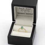 Anillo de oro amarillo 18k con esmeralda de 0,67 ct. y 0,20 ct. de diamantes. Adamas Ibérica.