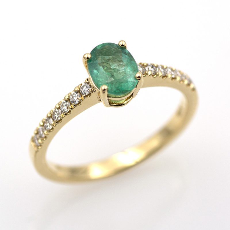 Anillo de oro amarillo 18k con esmeralda de 0,67 ct. y 0,20 ct. de diamantes. Adamas Ibérica.