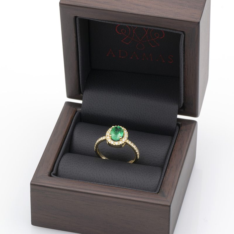 Anillo de oro amarillo 750 con esmeralda de 1 ct. y 0,25 ct. de diamantes con informe de joyería HRD.-Adamas Ibérica.