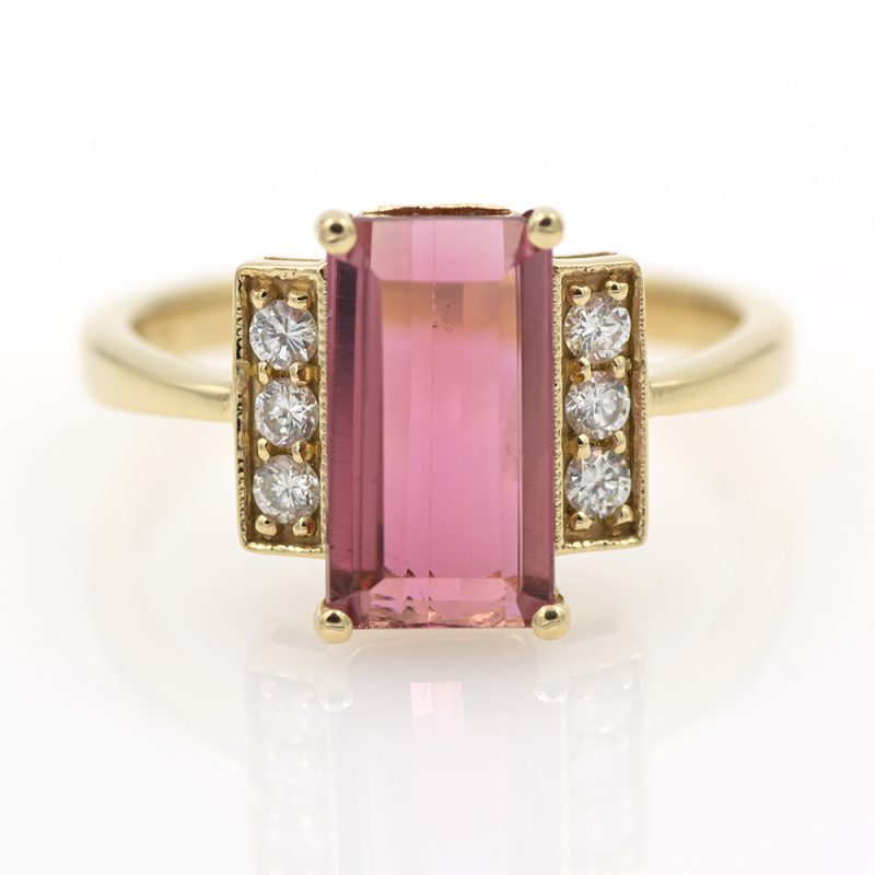 Anillo de oro amarillo 750 con turmalina rosa de 2,62 ct. y 0,20 ct. de diamantes.-Adamas Ibérica.