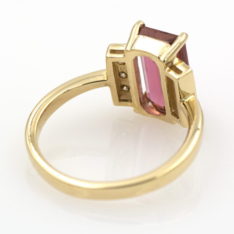 Anillo de oro amarillo 750 con turmalina rosa de 2,62 ct. y 0,20 ct. de diamantes.-Adamas Ibérica.