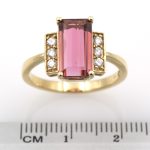 Anillo de oro amarillo 750 con turmalina rosa de 2,62 ct. y 0,20 ct. de diamantes.-Adamas Ibérica.