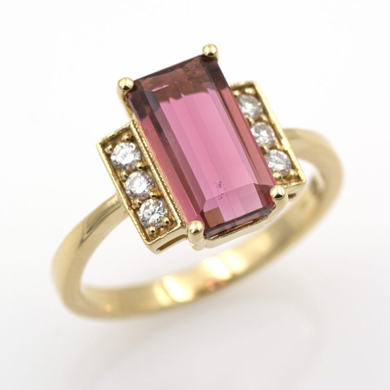 Anillo de oro amarillo 750 con turmalina rosa de 2,62 ct. y 0,20 ct. de diamantes.-Adamas Ibérica.