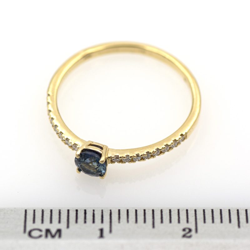 Anillo de oro amarillo 18k con zafiro de 0,33 ct. y 0,10 ct. de diamantes.-Adamas Ibérica.