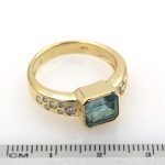 Anillo de oro amarillo 750 con esmeralda de 2,20 ct. y 0,28 ct. de diamantes.-Adamas Ibérica.