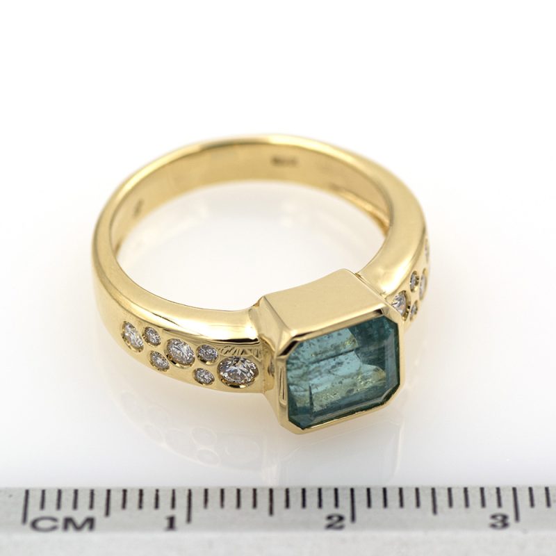 Anillo de oro amarillo 750 con esmeralda de 2,20 ct. y 0,28 ct. de diamantes.-Adamas Ibérica.