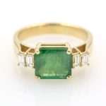 Anillo de oro amarillo 18k/750 con esmeralda de 2,48 ct. y 0,34 ct. de diamantes.-Adamas Ibérica.