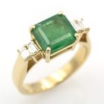 Anillo de oro amarillo 18k/750 con esmeralda de 2,48 ct. y 0,34 ct. de diamantes.-Adamas Ibérica.