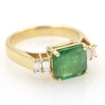 Anillo de oro amarillo 18k/750 con esmeralda de 2,48 ct. y 0,34 ct. de diamantes.-Adamas Ibérica.