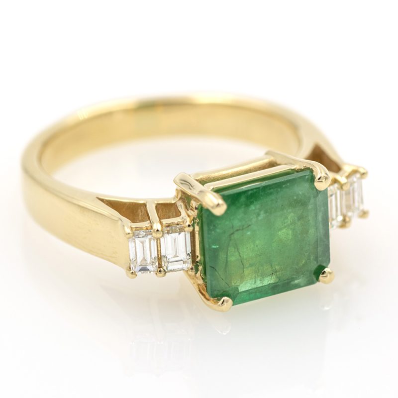 Anillo de oro amarillo 18k/750 con esmeralda de 2,48 ct. y 0,34 ct. de diamantes.-Adamas Ibérica.