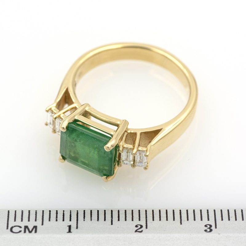 Anillo de oro amarillo 18k/750 con esmeralda de 2,48 ct. y 0,34 ct. de diamantes.-Adamas Ibérica.