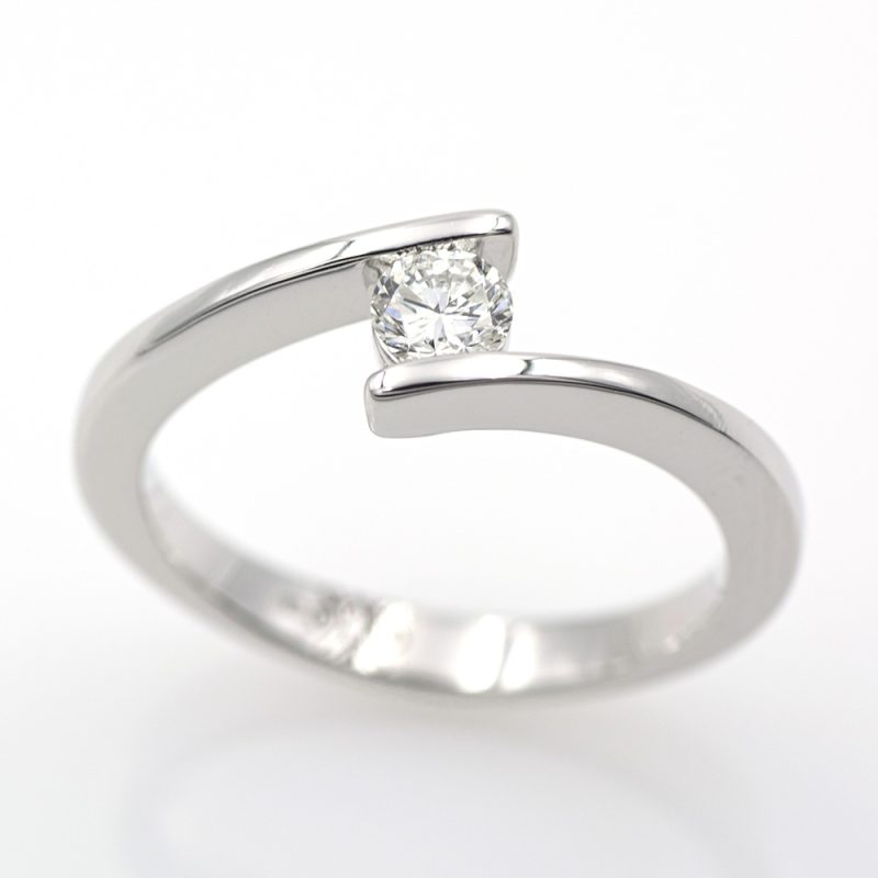 Anillo solitario de oro blanco 18k con diamante talla brillante de 0,24 ct.-Adamas Ibérica.