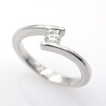 Anillo solitario de oro blanco 18k con diamante talla brillante de 0,24 ct.-Adamas Ibérica.