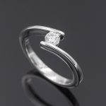 Anillo solitario de oro blanco 18k con diamante talla brillante de 0,24 ct.-Adamas Ibérica.