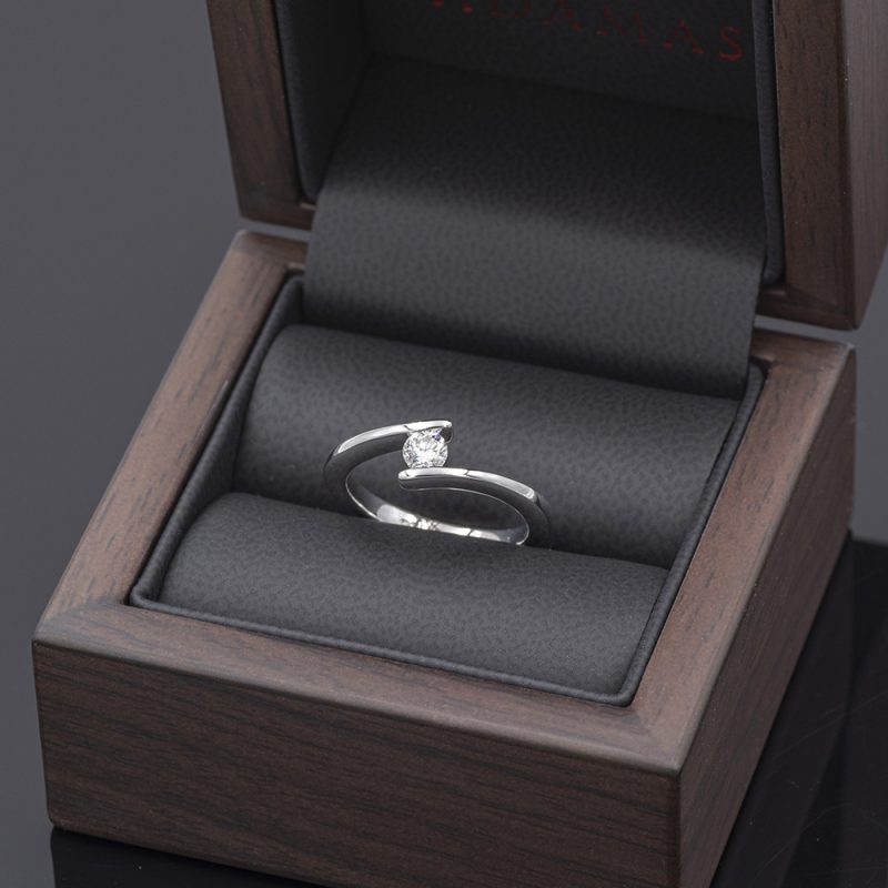 Anillo solitario de oro blanco 18k con diamante talla brillante de 0,24 ct.-Adamas Ibérica.