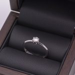 Anillo solitario de oro blanco 750 con diamante talla brillante de 0,26 ct.-Adamas Ibérica.