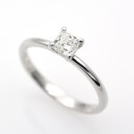 Anillo solitario de oro blanco 750 con diamante talla princesa de 0,50 ct. certificado por GIA.-Adamas Ibérica.