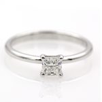 Anillo solitario de oro blanco 750 con diamante talla princesa de 0,50 ct. certificado por GIA.-Adamas Ibérica.