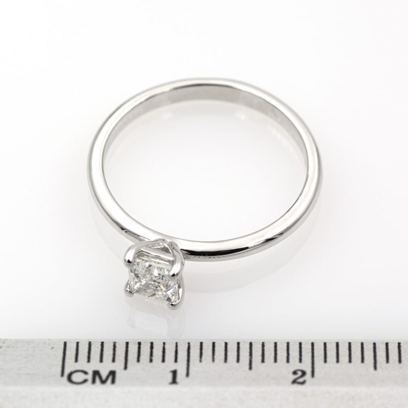 Anillo solitario de oro blanco 750 con diamante talla princesa de 0,50 ct. certificado por GIA.-Adamas Ibérica.