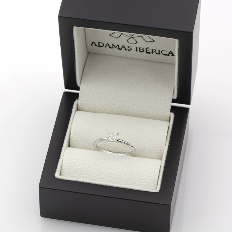 Anillo solitario de oro blanco 750 con diamante talla princesa de 0,50 ct. certificado por GIA.-Adamas Ibérica.