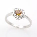 Anillo de oro blanco 18k/750 con diamante amarillo anaranjado marrón de 0,44 ct. y 0,17 ct. de diamantes. Con informe IGI del diamante.-Adamas Ibérica.