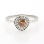 Anillo de oro blanco 18k/750 con diamante amarillo anaranjado marrón de 0,44 ct. y 0,17 ct. de diamantes. Con informe IGI del diamante.-Adamas Ibérica.