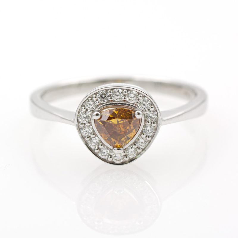 Anillo de oro blanco 18k/750 con diamante amarillo anaranjado marrón de 0,44 ct. y 0,17 ct. de diamantes. Con informe IGI del diamante.-Adamas Ibérica.