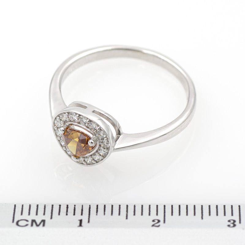 Anillo de oro blanco 18k/750 con diamante amarillo anaranjado marrón de 0,44 ct. y 0,17 ct. de diamantes. Con informe IGI del diamante.-Adamas Ibérica.