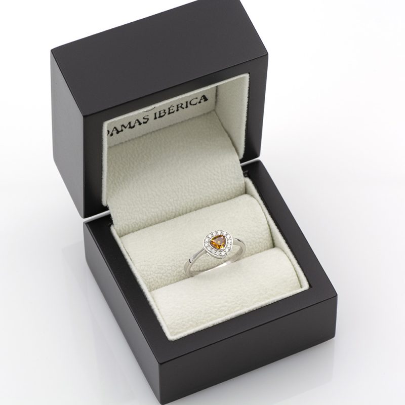 Anillo de oro blanco 18k/750 con diamante amarillo anaranjado marrón de 0,44 ct. y 0,17 ct. de diamantes. Con informe IGI del diamante.-Adamas Ibérica.