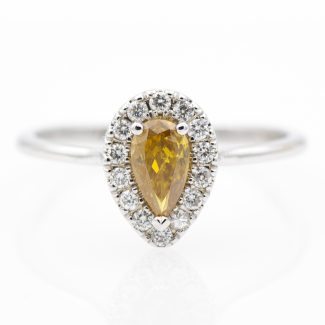 Anillo de oro blanco 18k/750 con diamante amarillo anaranjado de 0,36 ct. y 0,14 ct. de diamantes. - Adamas Ibérica.